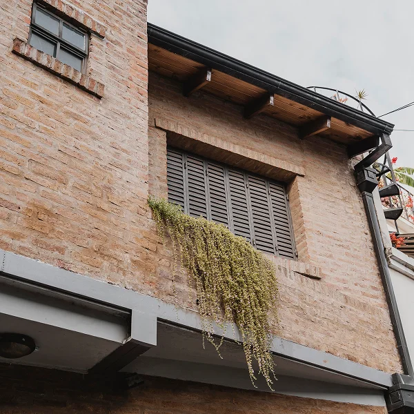 Un bâtiment avec une horloge sur sa façade extérieure.